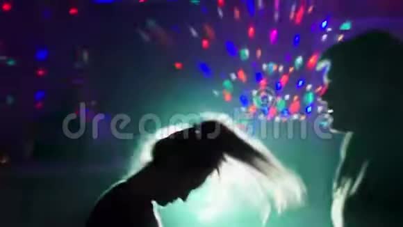 那个带着女孩在俱乐部里的迪斯科舞厅在灯光的背景下跳舞的家伙视频的预览图