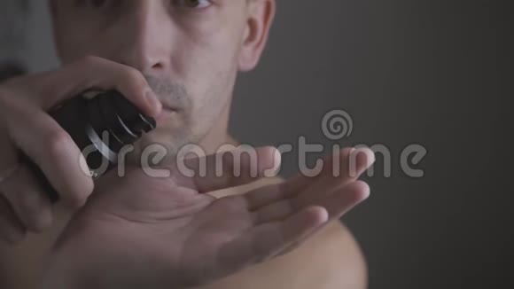 男性脸与剃须泡沫应用特写男子手传刮胡子凝胶3840X2160UHD视频视频的预览图