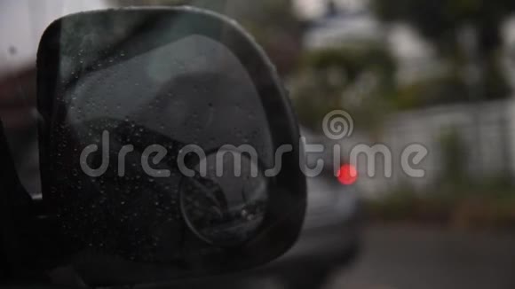 汽车侧镜和雨水滴视频的预览图