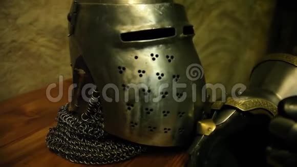 骑士头盔和手套视频的预览图