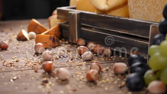 食物艺术坚果在缓慢运动放在用葡萄装饰的木箱里的各种绵羊豪华餐厅视频的预览图