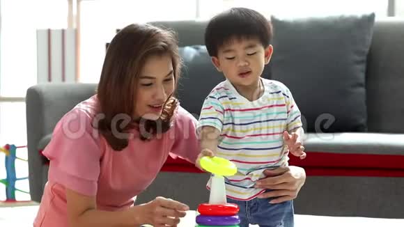 亚洲男孩和他妈妈玩堆叠环视频的预览图