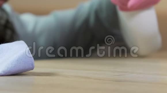 清洁女工用家具抛光仔细擦拭木桌表面视频的预览图