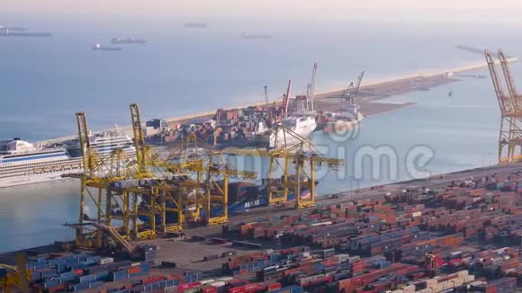 从海港船舶工厂和生产的高度来看日光早晨生态工厂海洋视频的预览图