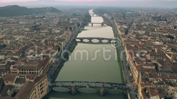 意大利佛罗伦萨傍晚的空中飞桥和阿尔诺河视频的预览图