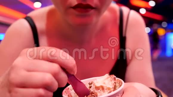 女人吃美味的冰淇淋视频的预览图