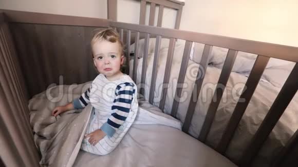 可爱的婴儿床小男孩哭视频的预览图