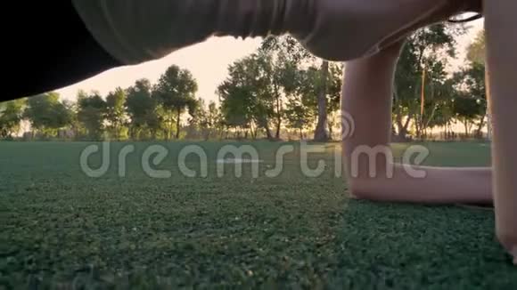日落时分两位年轻的女士在公园里做木板运动健身模特们在锻炼视频的预览图