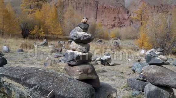 阿尔泰山带石金字塔的西伯利亚景观视频的预览图