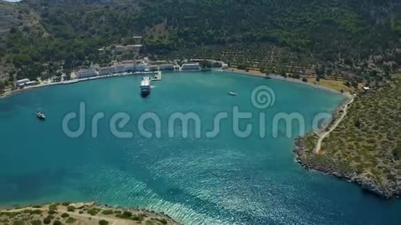 空中镜头美丽的塞米西米岛与五颜六色的房子和小船在村湾的中心视频的预览图