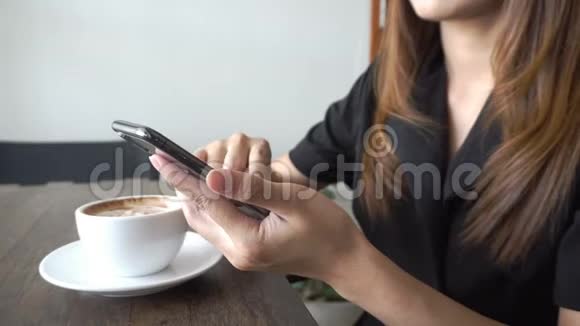 年轻女性使用智能手机的房间咖啡馆餐厅家庭或办公室视频的预览图