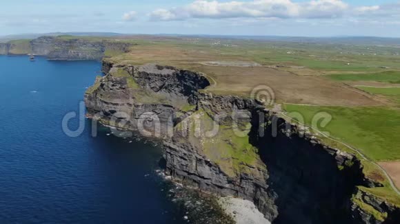 沿着爱尔兰著名的摩赫悬崖飞行视频的预览图