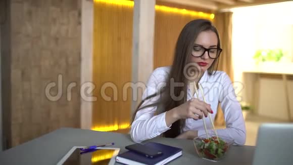 商务女性在办公桌午休享用新鲜沙拉4千克视频的预览图