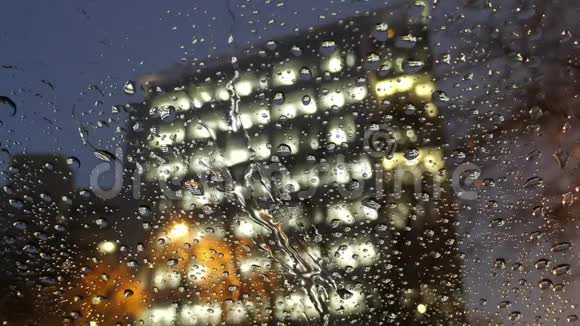夜间驾车在多雨的洛杉矶市区视频的预览图