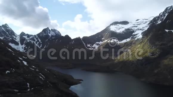 布鲁塔山空中镜头挪威洛福顿群岛多岩石山脉山地湖泊雨山峰视频的预览图