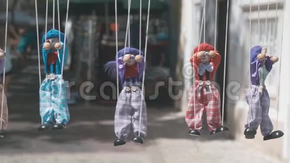 拉格娃娃一排挂在绳子上视频的预览图