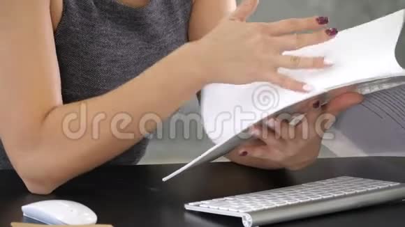 双手捧着笔记本白色翻页视频的预览图