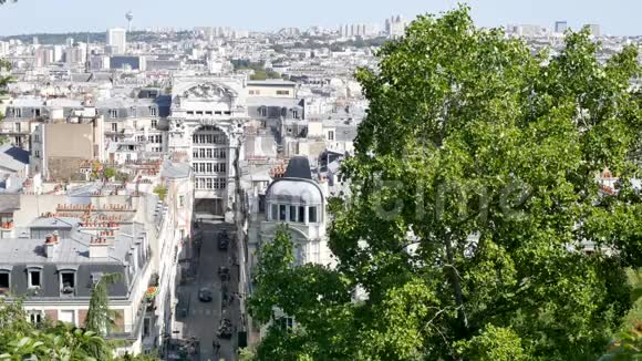 在巴黎夏天可以看到城市的北部地区视频的预览图