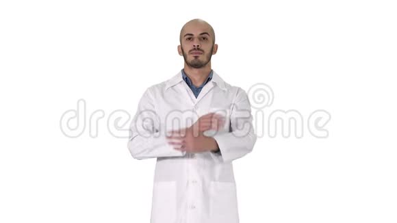 严肃的阿拉伯医生成熟的男叉手臂在白色背景视频的预览图
