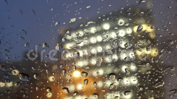 夜间驾车在多雨的洛杉矶市区视频的预览图