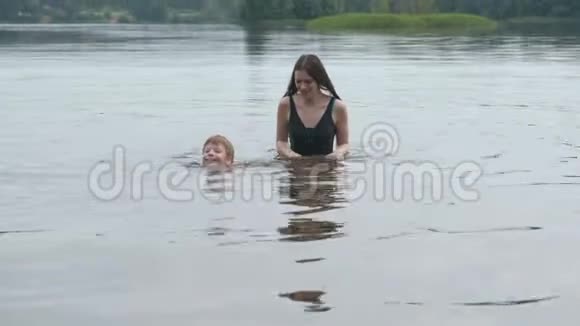 夏天母子一起在湖里游泳视频的预览图