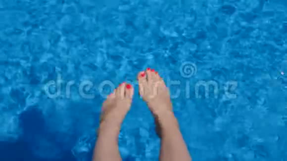 泳池蓝水的女性腿视频的预览图