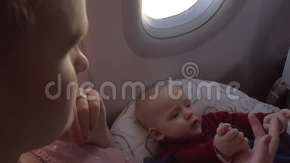 妈妈和她的孩子在飞机上发冷视频的预览图