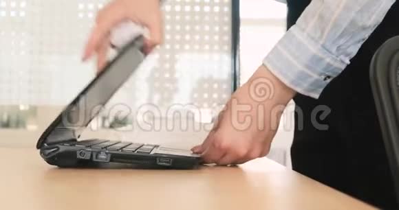 人用手提电脑擦灰尘视频的预览图