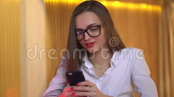 年轻的女商人在办公室里写短信类型的手机信息4k年轻女性在社会中查看新闻视频的预览图