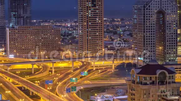 迪拜市区公路立交桥的鸟瞰图昼夜时间间隔视频的预览图