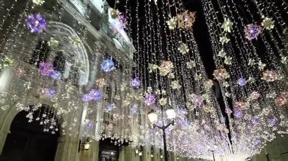 圣诞照明新年装饰市中心的夜晚明亮的灯光和球美丽的视频的预览图