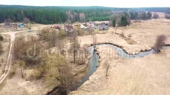 四月的乡村景观早春的小河视频的预览图