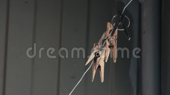 晾衣绳上的木制衣架视频的预览图