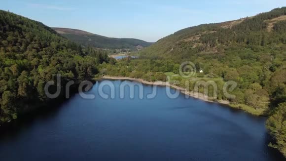 在爱尔兰威克洛山脉的格伦达洛湖上飞行视频的预览图