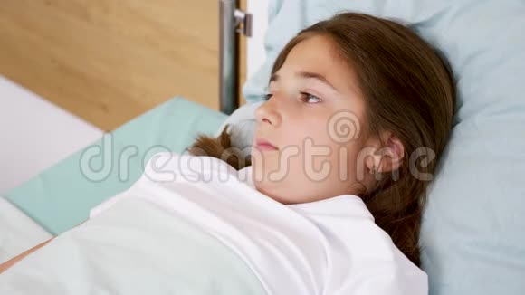 躺在病床上的少女接受体温检查视频的预览图