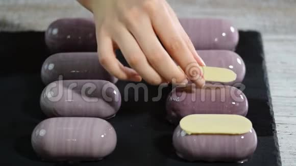 准备现代法国甜点摩丝与紫色镜面釉装饰法式摩丝蛋糕视频的预览图