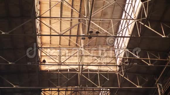旧工业大厅天花板下有金属横梁视频的预览图