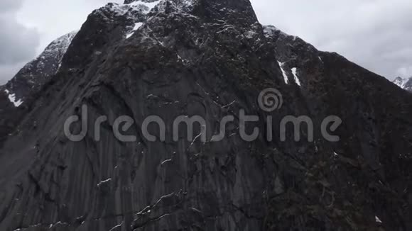 布鲁塔山空中镜头挪威洛福顿群岛多岩石山脉山地湖泊雨山峰视频的预览图