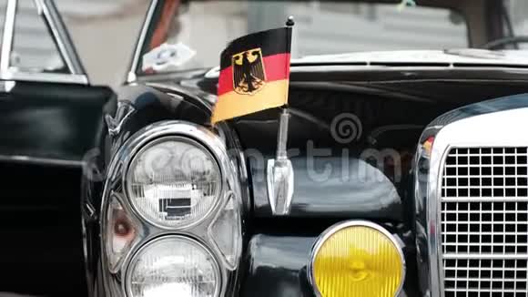 一个有代表性的人关上了复古车的门德国70生产的黑色汽车这就是视频的预览图