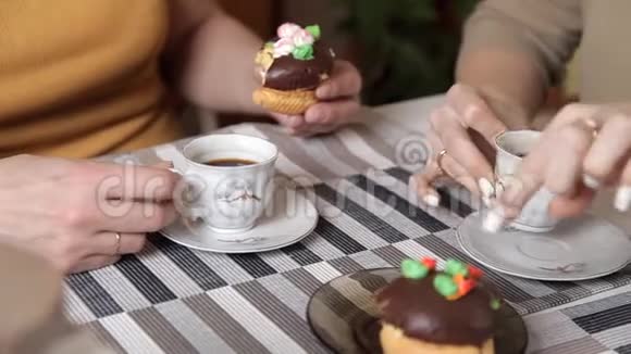 有茶咖啡蛋糕的桌子的特写视频的预览图