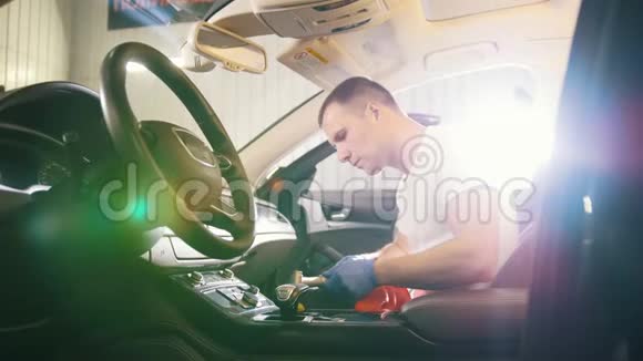 一个年轻人在清理汽车面板视频的预览图
