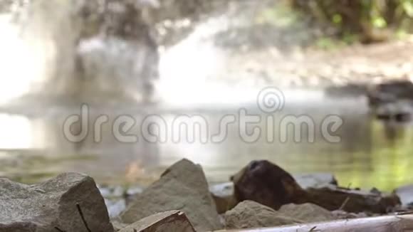 莫托科罗斯骑手穿过小溪分散注意力慢动作视频的预览图