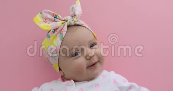 出生的女婴微笑的粉红色背景视频的预览图