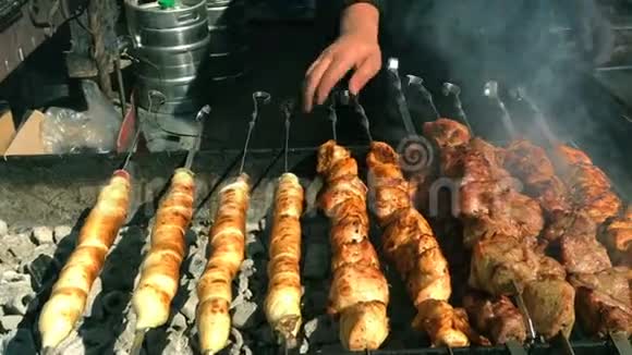 街头美食烤架上的肉或烤串的烹饪过程视频的预览图