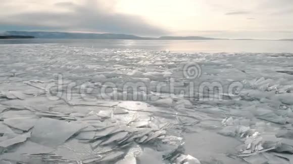 冰冻湖泊或河流的北部景观近岸冰沙远山天涯视频的预览图