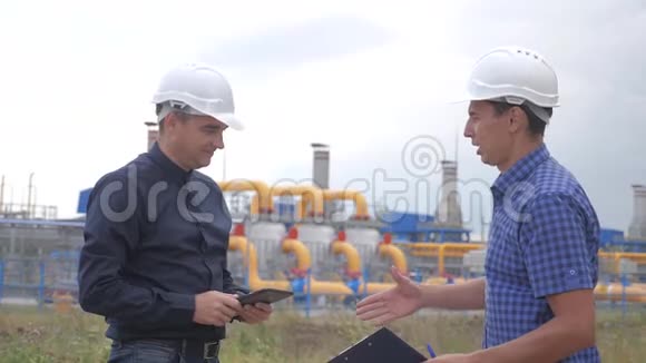 团队合作工业煤气生产站的概念慢动作视频赢得商业成功策略两个工程师视频的预览图