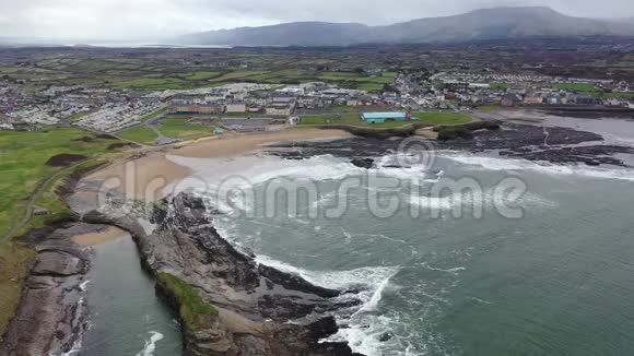 在爱尔兰的多尼加尔的野生大西洋航线上鸟瞰Bundoran的成本线视频的预览图