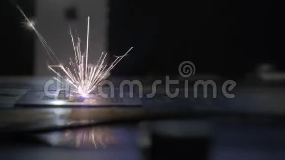 激光雕刻机硬质材料上切割的专用设备自动化和精密系统数控激光视频的预览图