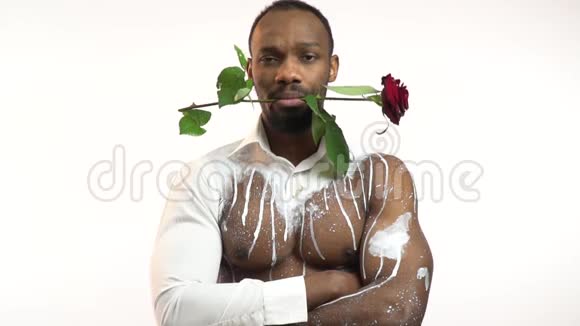 一个白人手里拿着一件礼物生日戴着一朵玫瑰戴着一朵红玫瑰视频的预览图