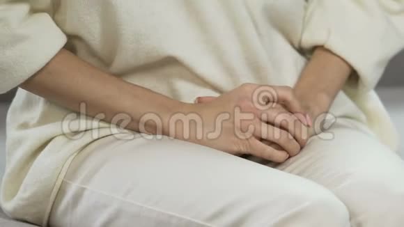 有胃痛经期妊娠问题手部特写的女性视频的预览图